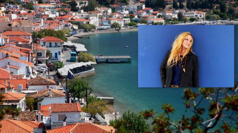 H Ευανθία Ρεμπούτσικα στη Σκάλα Λίμνης με φόντο τη θάλασσα
