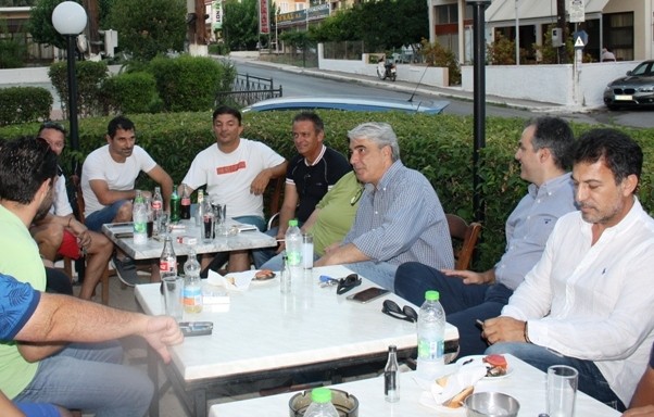 Ήπιε καφεδάκι με πολίτες στο Βατώντα ο Κεδίκογλου