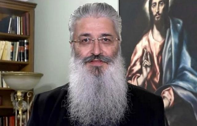 Μητροπολίτης κερνάει καφέ τους μαθητές σε καφετέρια της αρεσκείας τους (VIDEO)