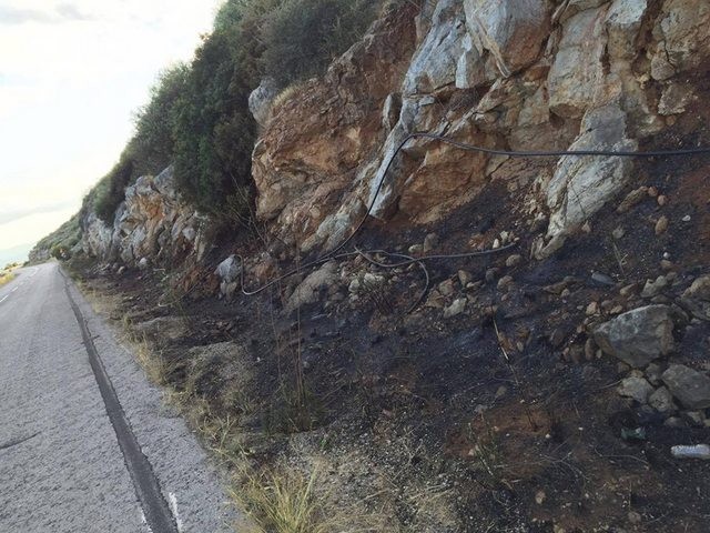 Έσβησαν και τη φωτιά στο δρόμο Αμάρυνθος-Αλιβέρι