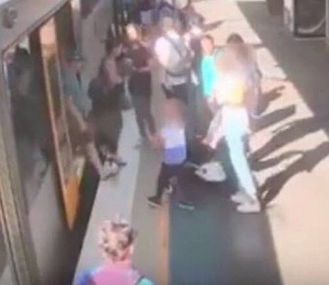 Παιδί πέφτει στο κενό ανάμεσα σε συρμό και αποβάθρα (VIDEO)