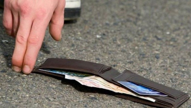 Δάσκαλος βρήκε γεμάτο πορτοφόλι και το παρέδωσε στην Αστυνομία