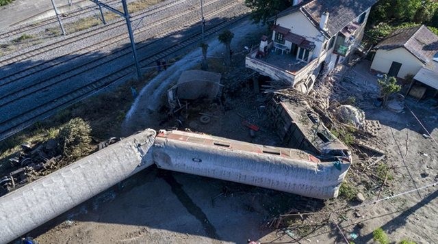Τρεις νεκροί από τον εκτροχιασμό αμαξοστοιχίας