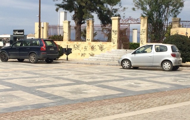 Έγινε πάρκινγκ η πλατεία Μάλλιου μπροστά στο Κόκκινο Σπίτι