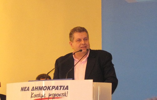 Να παραιτηθεί ή να τον παραιτήσουν