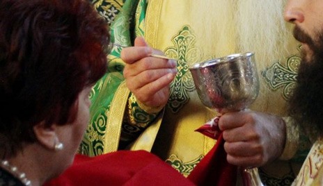 «Αναψαν» οι συζητήσεις ιερέων και ΠΟΕΔΗΝ για τη θεία κοινωνία και τον κορωνοϊό