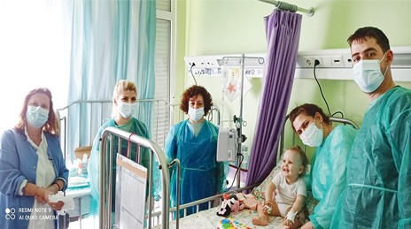 ΟΙΚΟΓΕΝΕΙΑ ΜΠΕΝΙΣΗ: Η ʽΑννα-Ιωάννα έλαβε τη σωτήρια θεραπεία