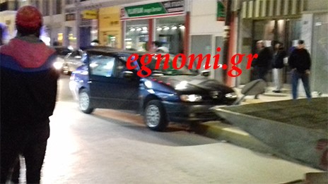 Καρφώθηκε ΙΧ πάνω στη νησίδα της Αγγελή Γοβιού στη Χαλκίδα