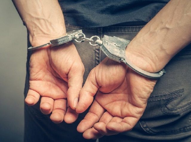 ΙΣΤΙΑΙΑ: Χειροπέδες σε Έλληνα το βράδυ της Δευτέρας από αστυνομικούς της Γ΄ΟΠΚΕ