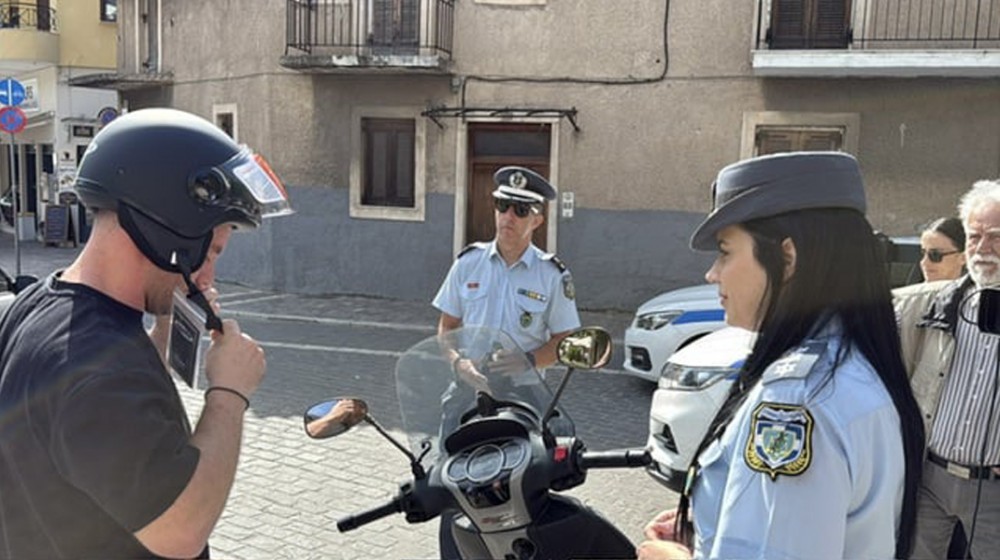 Απίθανο: Η Τροχαία στη Ναύπακτο μοίρασε δωρεάν κράνη αντί για... κλήσεις στους οδηγούς (VIDEO)