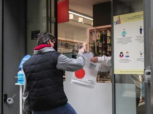 KKE: Η κυβέρνηση εμπαίζει τους μικρούς εμπόρους με την εφαρμογή του click away