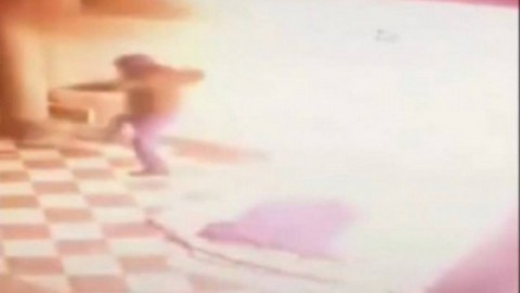 Αποτρόπαιο έγκλημα - Έβαλε φωτιά σε άστεγο στη μέση του δρόμου