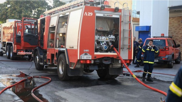 Φωτιά σε εργοστάσιο στη Γλύφα Χαλκίδας