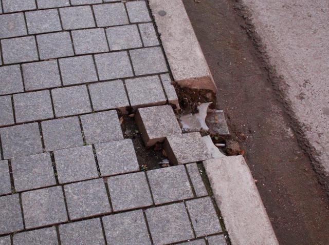 ΧΑΛΚΙΔΑ: Χαλασμένο πεζοδρόμιο απέναντι από το Δημαρχείο στην οδό Φαρμακίδου