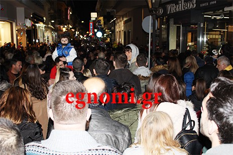ΧΑΛΚΙΔΑ ΛΕΥΚΗ ΝΥΧΤΑ: Πολύς κόσμος αλλά ελάχιστες αγορές