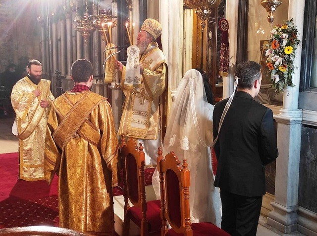 ΧΑΛΚΙΔΑ: Ο μητροπολίτης τέλεσε γάμο και άφησε αιχμή για την γιορτή του Αγίου Βαλεντίνου