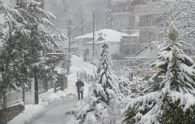 Αγρίεψε ο καιρός και έπεσαν τα πρώτα χιόνια στα ορεινά