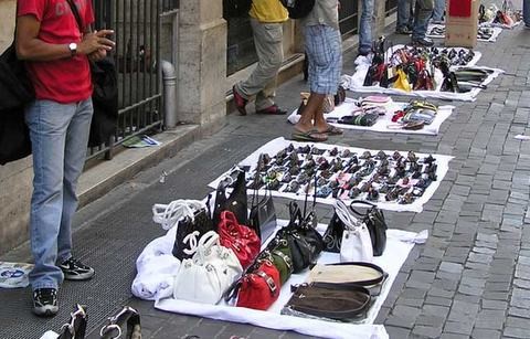 Τέσσερις συλλήψεις στη Χαλκίδα για παραεμπόριο και επαιτεία