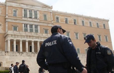 Συνελήφθη 55χρονος που πέταξε άδειο γκαζάκι στη Βουλή