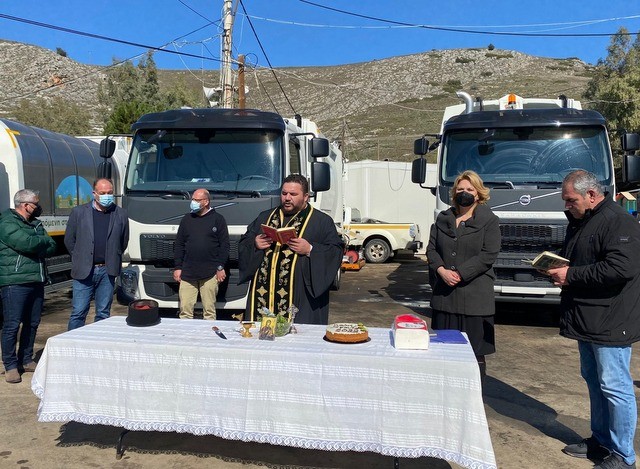ΔΗΜΟΣ ΧΑΛΚΙΔΕΩΝ: Αγιασμός στο εργοτάξιο με ψάλτη τον αντιδήμαρχο για τρία νέα απορριμματοφόρα