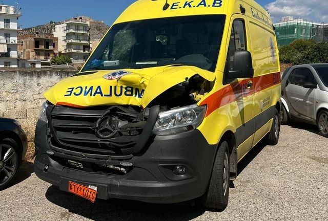 Ασθενοφόρο που μετέφερε ασθενή παρέσυρε και σκότωσε ηλικιωμένη (VIDEO)