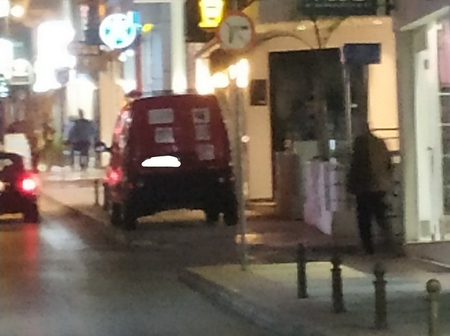 Ανεξέλεγκτη η κατάσταση με τα παράνομα παρκαρίσματα στην οδό Αβάντων