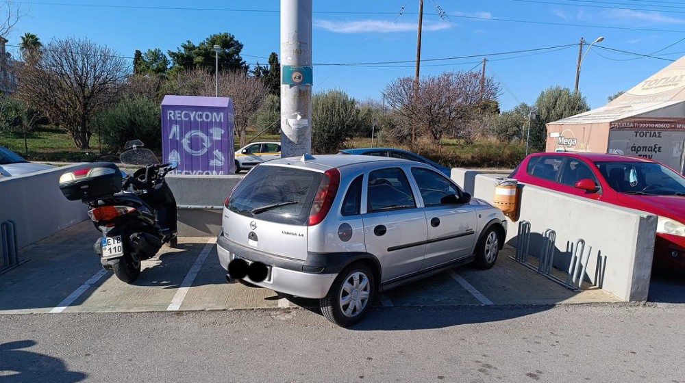 ΧΑΛΚΙΔΑ- ΕΞΩ ΠΑΝΑΓΙΤΣΑ: Θαυμάστε παρκάρισμα σε πάρκινγκ δικύκλων πολυκαταστήματος