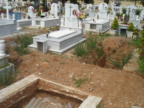 Ρήμαξαν τα ανθοδοχεία στο νεκροταφείο για να πάρουν το χαλκό