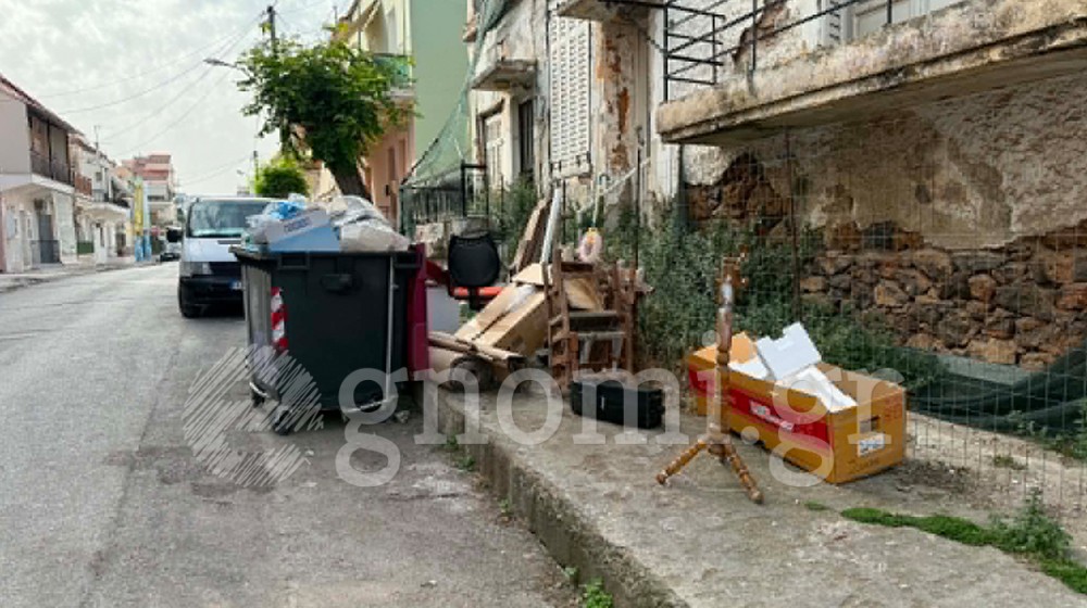 ΧΑΛΚΙΔΑ: Σκουπίδια και σαβούρα απέκλεισαν πεζοδρόμια (ΦΩΤΟ)