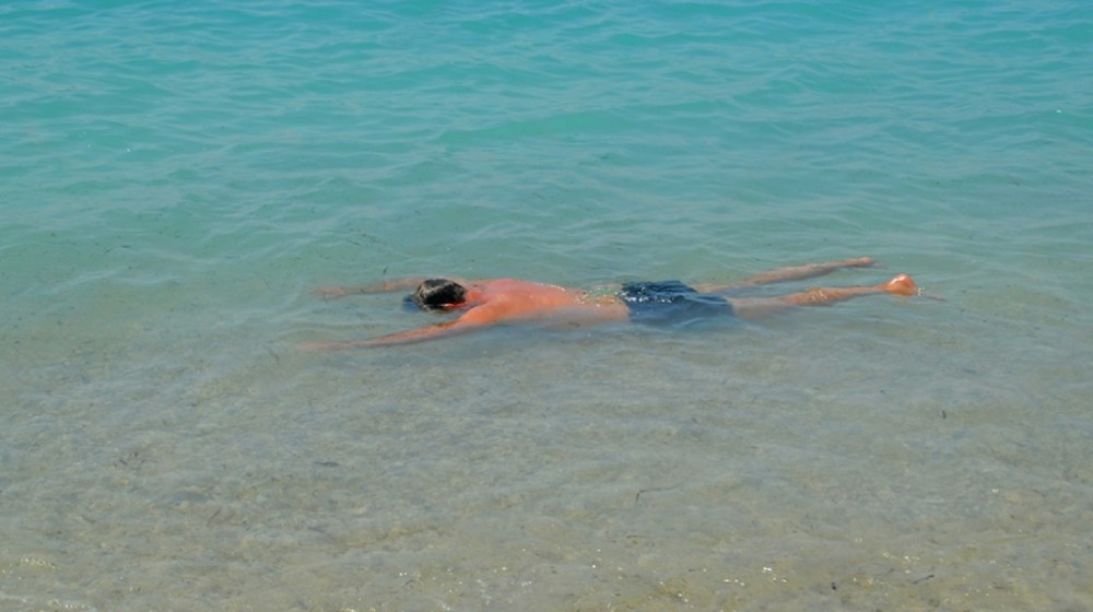 ΛΑΜΨΑΚΟΣ: Νεκρός μέσα στη θάλασσα