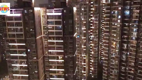 ΟΥΧΑΝ: Εγκλωβισμένοι οι κάτοικοι τραγουδούν συνθήματα από τα μπαλκόνια τους