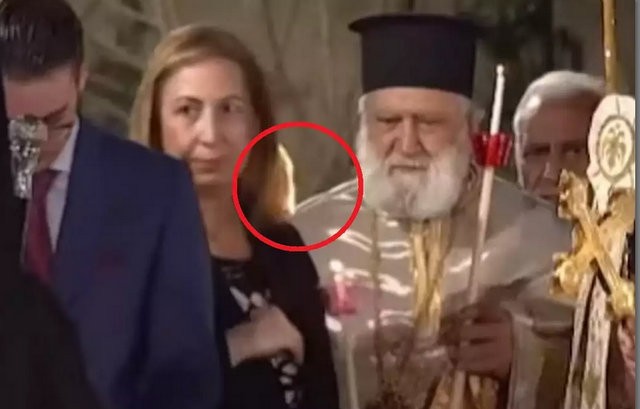 Μαριλίζα Ξενογιαννακοπούλου: Άρπαξαν φωτιά τα μαλλιά της μέσα στην εκκλησία (VIDEO)
