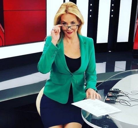 Η δημοσιογράφος Μαρία Νικόλτσιου πόζαρε με το μπικίνι της, λίγο πριν ανοίξουν οι κάλπες