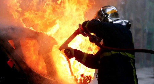 Στις φλόγες ΙΧ αυτοκίνητο στον Ωρωπό το μεσημέρι της Πέμπτης