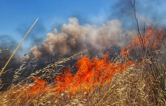 ΦΩΤΙΕΣ: Σε καθεστώς υψηλού κινδύνου παραμένει η Εύβοια