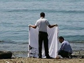Βρέθηκαν τέσσερα πτώματα σε παραλία