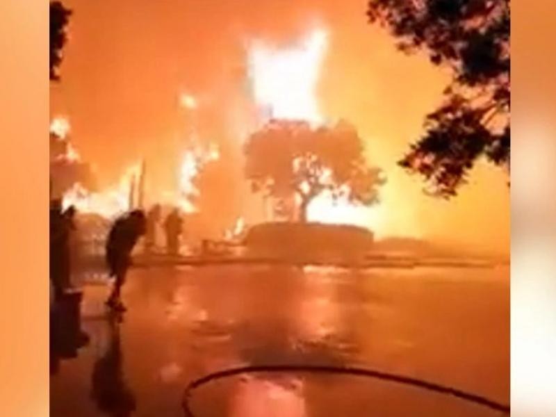 ΠΥΡΙΝΗ ΚΟΛΑΣΗ: Τυλίχθηκε στις φλόγες το ακριβότερο ξενοδοχείο της χώρας (VIDEO)