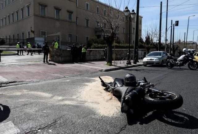 Σοβαρό τροχαίο με θύμα 23χρονο μετά από σύγκρουση με όχημα της ασφάλειας της Ντόρας Μπακογιάννη