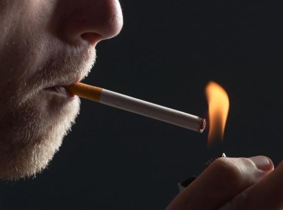 ΤΣΙΓΑΡΟ: Μειώθηκαν στο μισό οι νέοι καπνιστές την τελευταία δεκαετία
