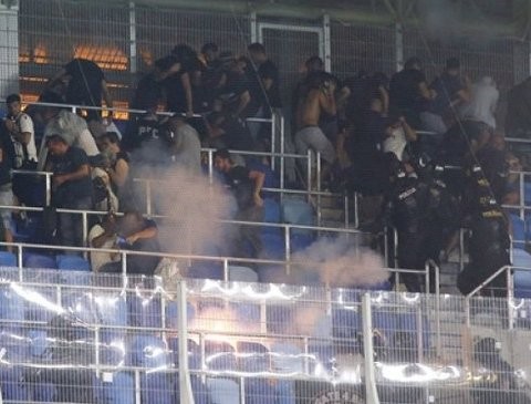 Σλοβάκοι αστυνομικοί πυροβολούν με πλαστικές σφαίρες οπαδούς του ΠΑΟΚ (VIDEO)