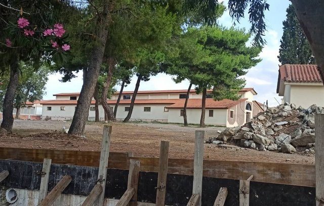 ΧΑΛΚΙΔΑ: Γκρέμισαν τον μαντρότοιχο της Σχολής Πεζικού για να αποκτήσει ανεξάρτητη είσοδο το παράρτημα του Πολεμικού Μουσείου (φωτό)