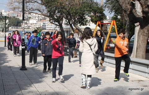 Τα παιδιά προετοιμάζονται για την παρέλαση