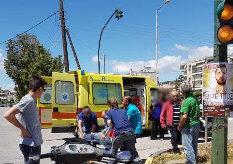 Τραυμάτισε δικυκλιστή και τον εγκατέλειψε