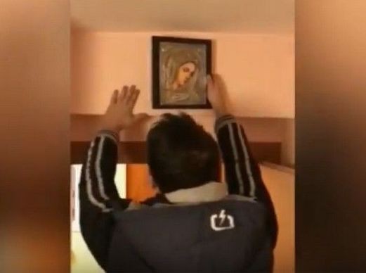 Ζευγάρι έκρυβε κοκαΐνη πίσω από την εικόνα της Παναγίας (VIDEO)