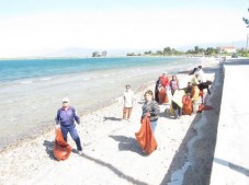 Εθελοντές καθαρίζουν τις ακτές της Χαλκίδας