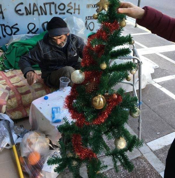 Πέθανε ο Χρηστάρας, ο άστεγος της Σταδίου που στόλιζε κάθε χρόνο δέντρο
