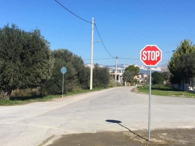 ΑΡΤΑΚΗ: Μετά από χρόνια απέκτησαν πινακίδες σήμανσης οι δρόμοι της Αρτάκης
