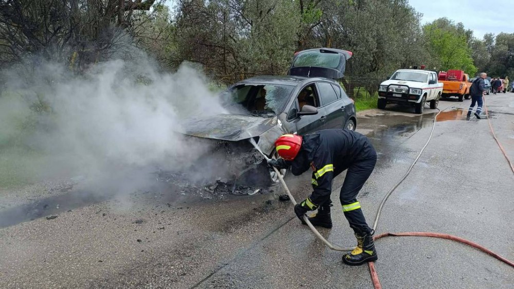 ΕΥΒΟΙΑ: Φωτιά σε ΙΧ αυτοκίνητο στον Οξύλιθο το πρωί του Σαββάτου
