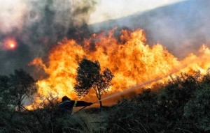 ΦΩΤΙΑ ΣΤΟ ΜΑΡΜΑΡΙ: Σε ύφεση οι φλόγες αλλά οι ισχυροί άνεμοι εμποδίζουν την πλήρη κατάσβεση