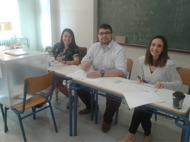 ΕΚΛΟΓΕΣ ΔΗΜΟΣ ΧΑΛΚΙΔΕΩΝ: Χαμογελαστή Εφορευτική Επιτροπή στο 1ο Γυμνάσιο Χαλκίδας
